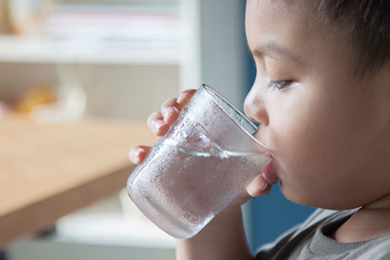 Uống nước giúp làm loãng đờm và giảm đau họng cho trẻ