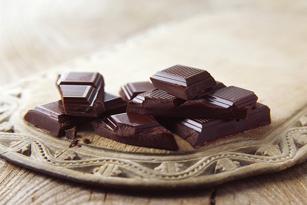Chocolate đen giàu magne - vi chất có tác dụng giãn cơ và làm dịu các cơn co thắt