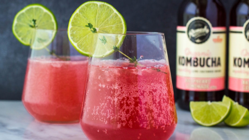 Kombucha có thể kết hợp với nước hoa quả, nước soda thành thức uống đẹp mắt cho bữa tiệc đầu năm