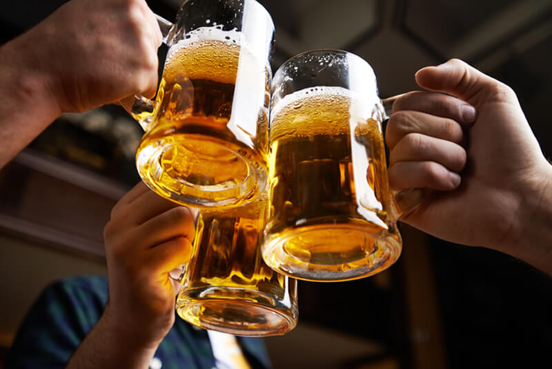 Hạn chế sử dụng rượu bia trong quá trình điều trị gout