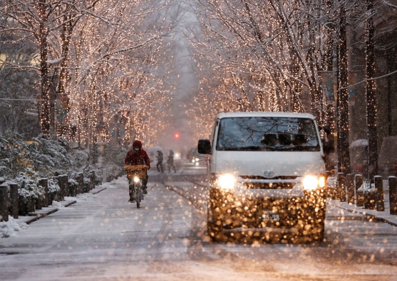 Những con phố mùa Đông ở Tokyo bỗng nhiên trở nên thơ mộng và lung linh hơn nhờ có tuyết rơi. Tiết trời dù khắc nghiệt nhưng vẫn hấp dẫn các nhiếp ảnh gia săn hình