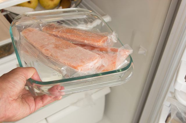 Bọc kín thịt, cá đông lạnh, đặt xuống ngăn mát tủ lạnh và rã đông qua đêm
