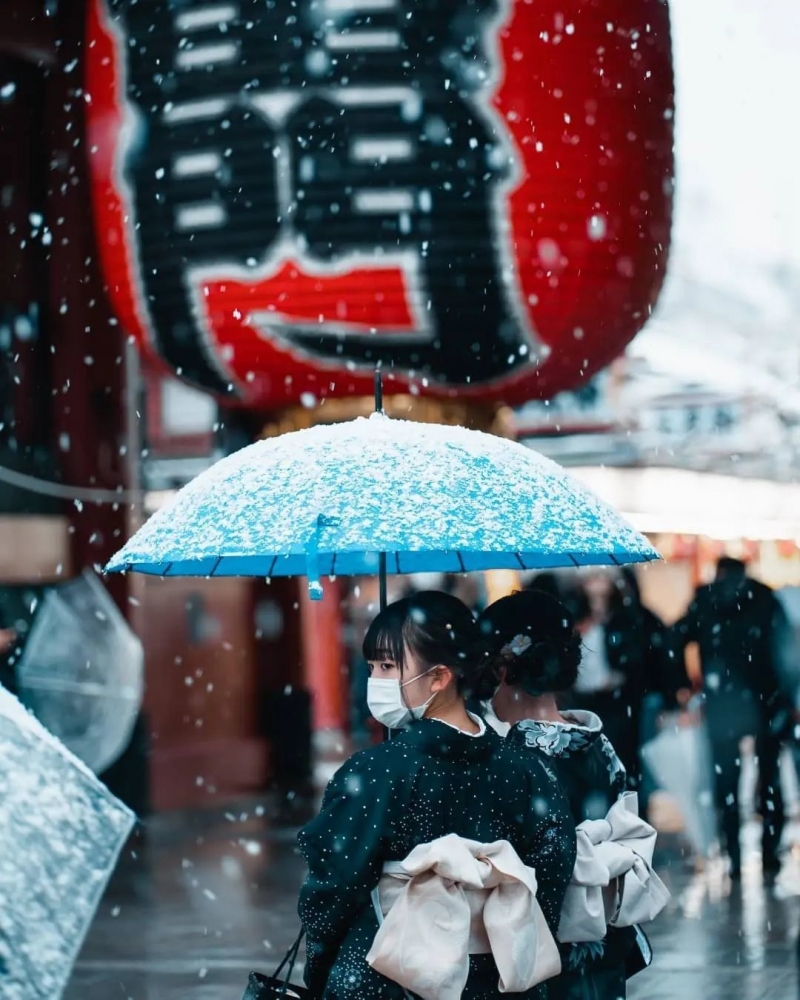Người dân mặc ấm, che ô ra đường để lưu lại khoảnh khắc tuyệt đẹp hiếm có khi thành phố phủ đầy tuyết - Ảnh: Gabriel Andre