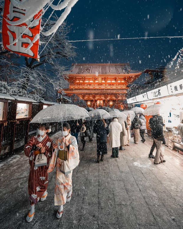 Đền Sensoji nằm ở Asakusa, Taito vẫn đông người đến dù trời đổ tuyết liên miên. Đây là địa điểm cầu nguyện nổi tiếng nhất tại xứ Phù Tang dù là đối với dân bản địa hay khách du lịch