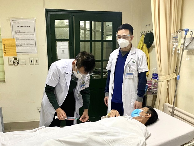 Các bác sỹ bệnh viện Hữu nghị Việt Đức thăm khám lại cho người bệnh sau phẫu thuật