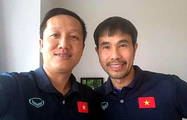 Trợ lý Huỳnh Tấn Quốc luôn theo sát và giúp đỡ HLV Phạm Minh Giang vượt qua khó khăn trong giai đoạn điều trị COVID-19 nơi đất khách quê người
