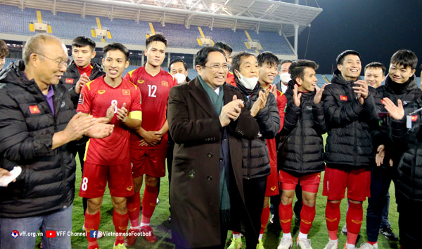 Thủ tướng Phạm Minh Chính xuống sân chia vui cùng thầy trò HLV Park Hang-seo sau trận đấu - Ảnh:VFF