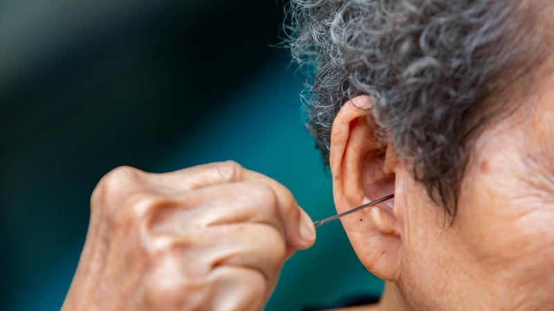 Tự lấy ráy tai tại nhà có thể làm tổn thương tới thính lực