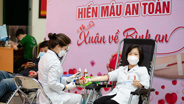TS.BS. Hoàng Thị Thanh Nga, Phó trưởng Khoa Huyết thanh học nhóm máu tham gia hiến máu - Ảnh: Công Thắng