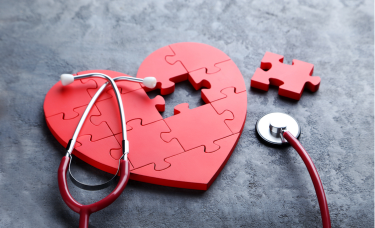 Người bị hở van tim 2 lá có thể xuất hiện tiếng thổi tim do máu bì rò rỉ trong các buồng tim