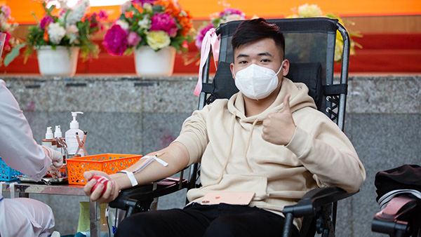 Anh Nguyễn Thành Công tham gia hiến máu lần thứ 10 - Ảnh: Công Thắng