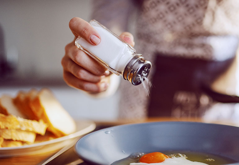 Để kiểm soát tốt huyết áp, người bệnh tăng huyết áp cần sử dụng ít muối trong các bữa ăn