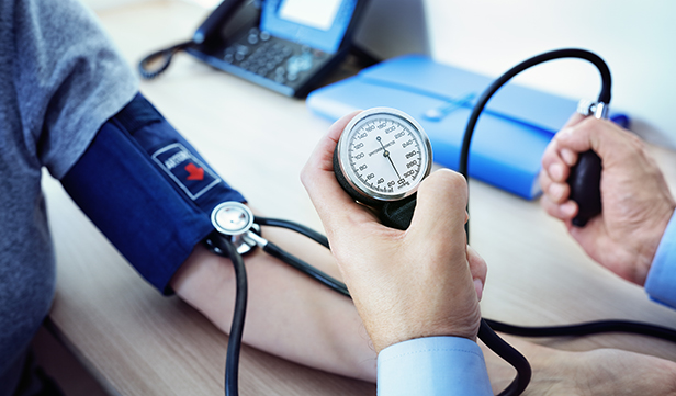 Đo huyết áp đều đặn trong quá trình điều trị tăng huyết áp