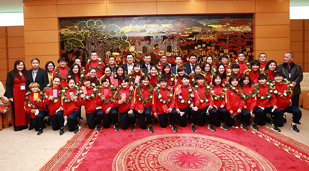 Toàn đội chụp ảnh lưu niệm ở lễ đón ngay tại sân bay Nội Bài - Ảnh: Tổ quốc