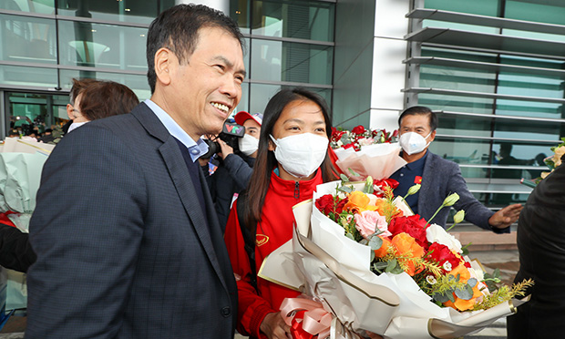 Đội trưởng Huỳnh Như nhận hoa chúc mừng từ Phó Tổng cục trưởng Tổng cục Thể dục Thể thao  Trần Đức Phấn