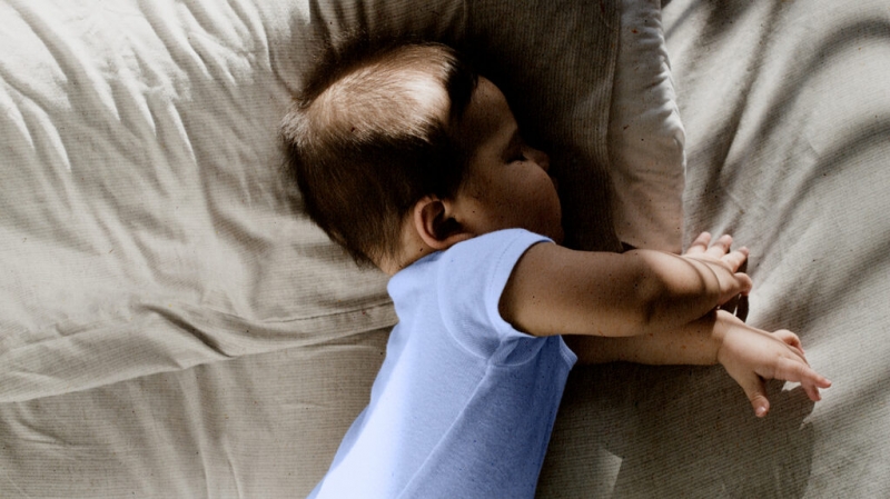 Một nguyên nhân gây SIDS có thể do đường thở bị chèn ép khi trẻ ngủ trong tư thế nằm sấp, nằm nghiêng - sấp