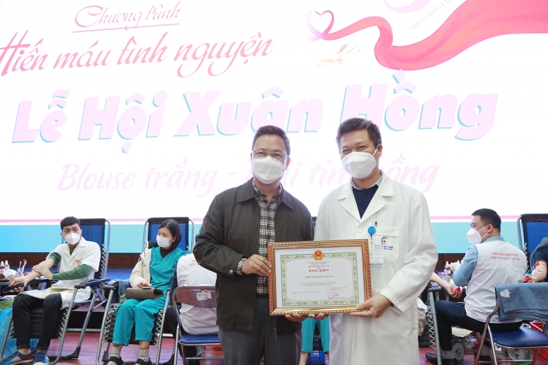 Bệnh viện Đại học Y Hà Nội nhận bằng khen của Bộ trưởng Bộ Y tế vì đã có thành tích xuất sắc trong việc tuyên truyền vận động hiến máu tình nguyện năm 2021