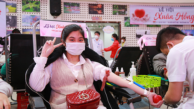 Tình nguyện viên tham gia hiến máu tại Lễ hội Xuân hồng 2022 - Ảnh: Vienhuyethoc.vn
