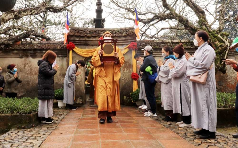 Người dân, du khách tới các đền chùa, cơ sở thờ tự cần thực hiện nghiêm khuyến cáo 5K của Bộ Y tế