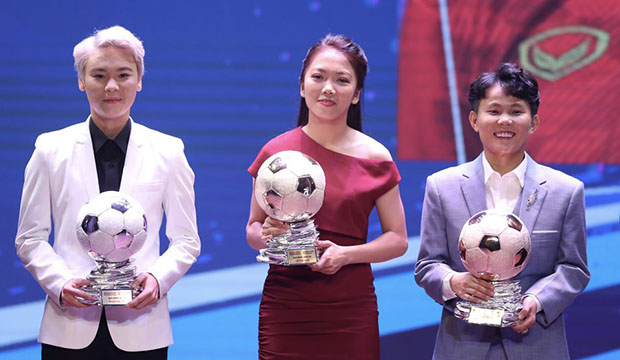 Quả bóng vàng nữ 2021 dành cho Huỳnh Như (giữa), tiền đạo Hải Yến giành Quả bóng bạc và Quả bóng đồng thuộc về tiền vệ Bích Thùy  