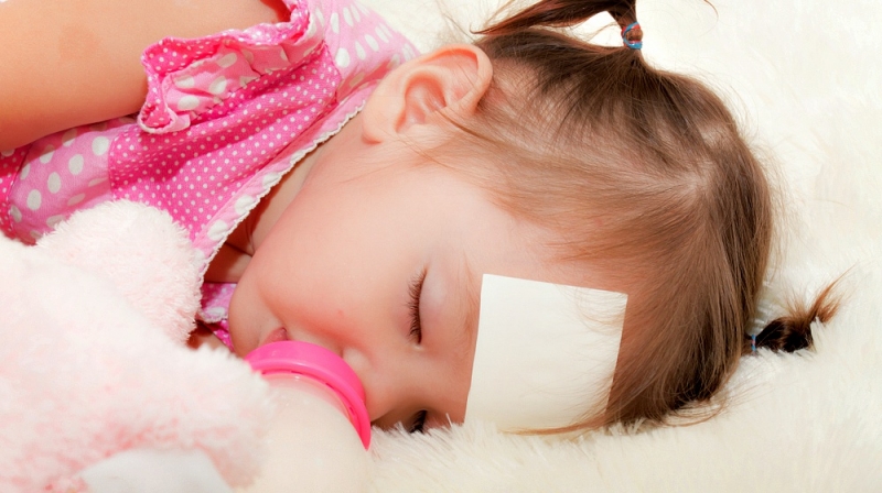 Phụ huynh cần hạ sốt đúng cách khi chăm sóc trẻ bị COVID-19 tại nhà