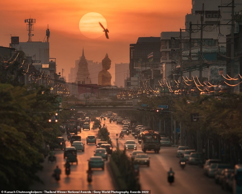 Giải cao nhất của giải thưởng quốc gia dành cho Thái Lan đã thuộc về nhiếp ảnh gia Kunuch Chutmongkolporn, với hình ảnh tuyệt đẹp được chụp khung cảnh đường phố dưới bóng hoàng hôn ở Bangkok.