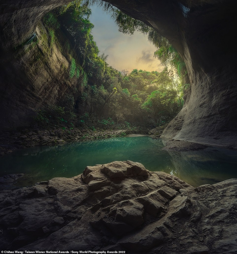 Bức ảnh tuyệt đẹp này được chụp bởi nhiếp ảnh gia Chihao Wang, người đoạt giải quốc gia cho Đài Loan. Wang nói: ‘Nhiều loài dơi sinh sống trong hang động này trong thời cổ đại. Chúng đã biến mất do những thay đổi môi trường ngày nay’