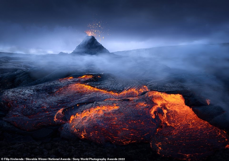 Sinh ra từ lửa là bức ảnh đầu tiên mà Filip Hrebenda chụp được trong chuyến thám hiểm khu vực núi lửa Fagradalsfjall ở Tây Nam Iceland. Giải thưởng quốc gia cho Slovakia.