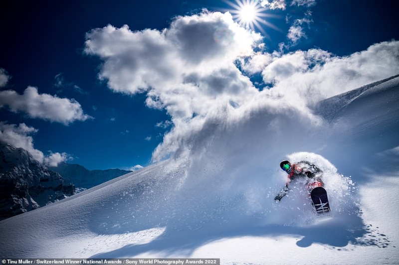 Bức ảnh chụp vận động viên trượt tuyết trên dãy Alps đã giúp nhiếp ảnh gia Tinu Muller giành giải thưởng quốc gia cho Thụy Sĩ.