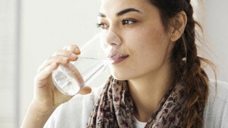 Vệ sinh họng với nước muối hàng ngày góp phần giảm triệu chứng ho về đêm