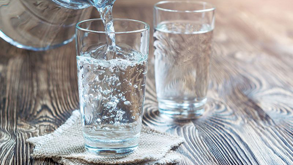 Thức uống tốt nhất cho chứng viêm là nước lọc - Ảnh: Shutterstock
