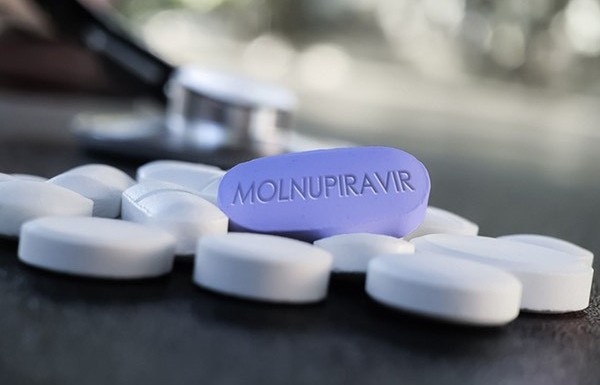 Thuốc kháng virus molnupiravir điều trị COVID-19.