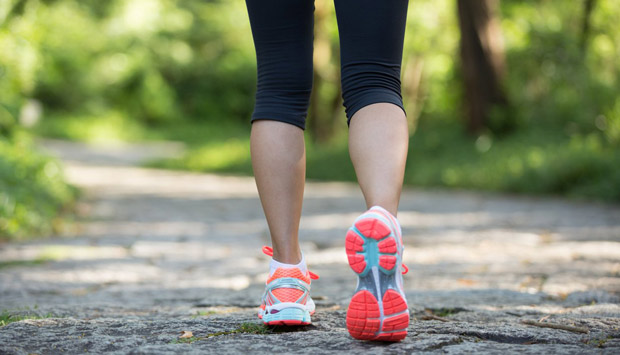 Đi bộ với cường độ vừa phải mỗi ngày có thể giúp cải thiện tình trạng xơ vữa động mạch chi dưới