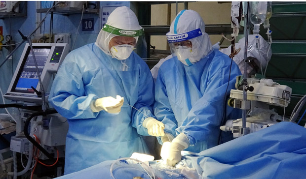 Các bác sỹ tại Bệnh viện Quân y 175 đã thực hiện ECMO di động cho một sản phụ điều trị tại Bệnh viện Trưng Vương (TP.HCM) nguy kịch