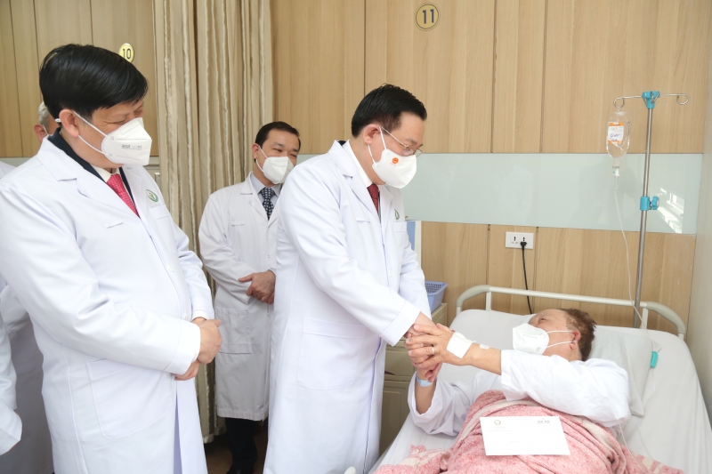 Chủ tịch Quốc hội đến thăm và trao quà cho người bệnh đang điều trị tại Bệnh viện Hữu nghị Việt Đức - Ảnh: Benhvienvietduc