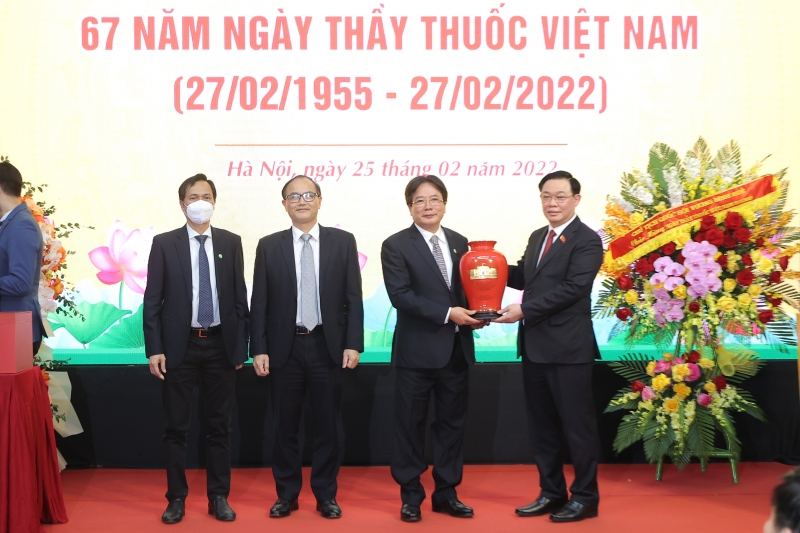 Ban giám đốc Bệnh viện Hữu nghị Việt Đức nhận quà chúc mừng của Chủ tịch Quốc hội - Ảnh: Benhvienvietduc