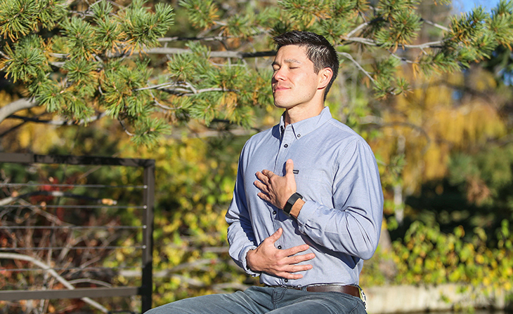Các bài tập thở giúp kiểm soát tốt triệu chứng thở gấp, bồn chồn do rối loạn lo âu - Ảnh: Fitbit