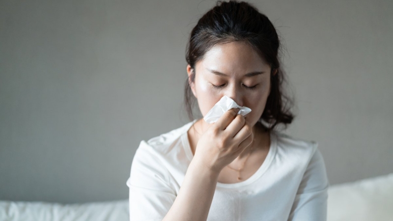 Chảy nước mũi là triệu chứng phổ biến ở người nhiễm biến thể Omicron