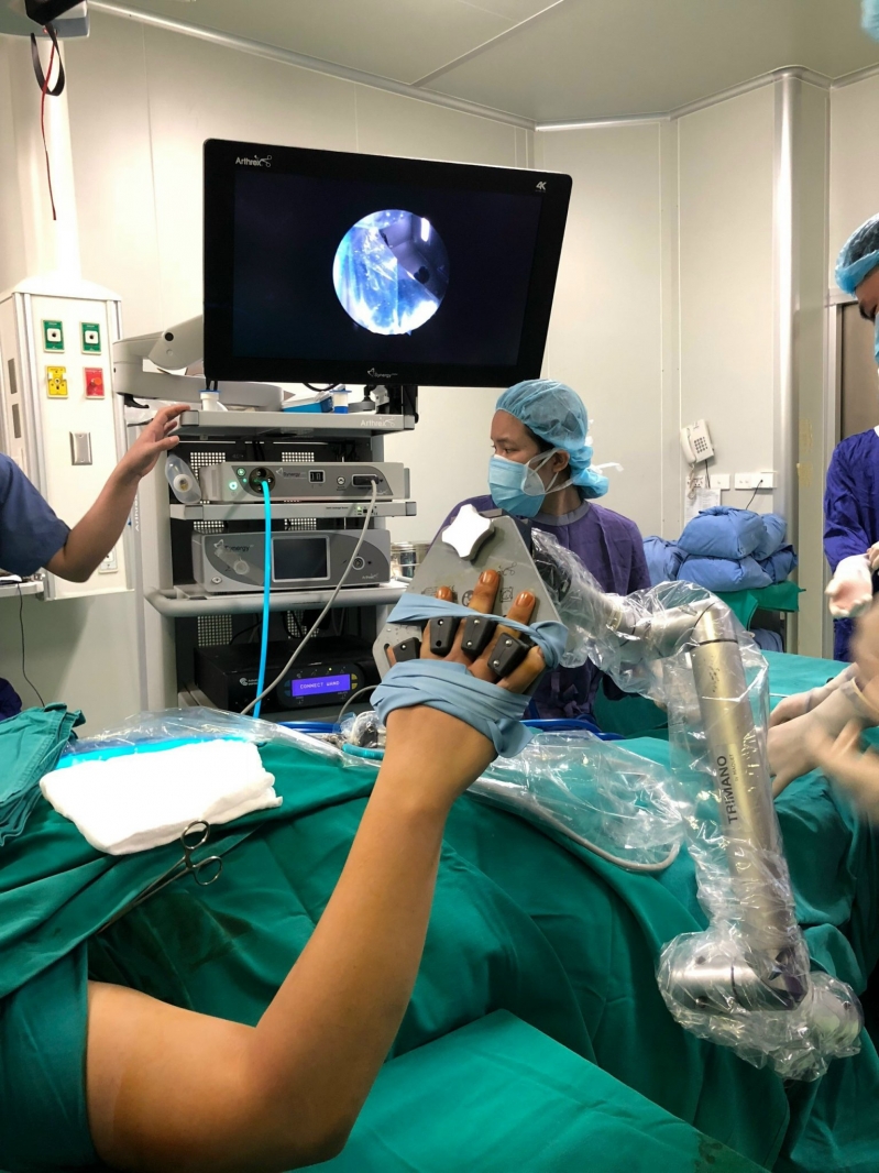 Các bác sỹ khoa Phẫu thuật Chi trên và Y học thể thao, Bệnh viện Hữu nghị Việt Đức đang phẫu thuật cho bệnh nhân T - Ảnh: benhvienvietduc