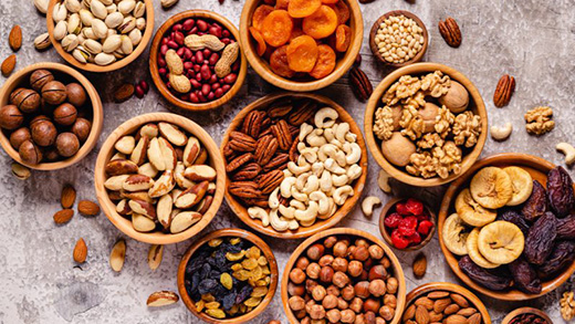 Bạn nên tránh các loại trái cây sấy khô có thêm muối hoặc gia vị - Ảnh: Shutterstock