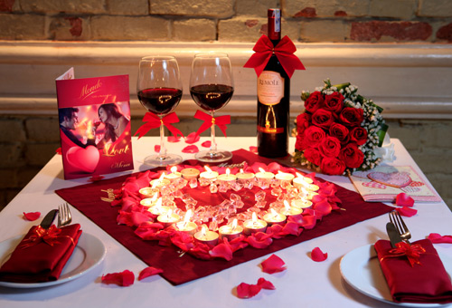 Bữa tối lãng mạn dưới nến cũng là ý tưởng không tồi cho ngày Valentine trắng