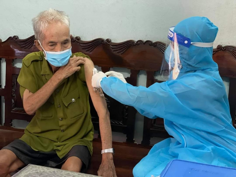 Tiêm vaccine tại nhà cho người cao tuổi là biện pháp bảo vệ đối tượng có nguy cơ cao trước COVID-19 - Ảnh: TTYT Quận Tân Phú (TP.HCM)