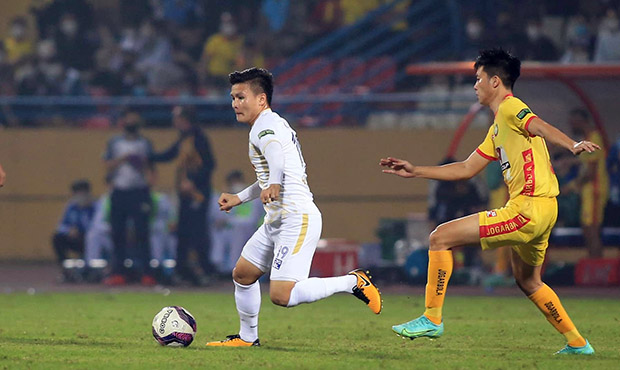 Những người quản lý của bóng đá Việt Nam đừng cố tìm cách kìm hãm khát vọng chinh phục đỉnh cao của những cầu thủ tài năng như Quang Hải - Ảnh: vnexpress