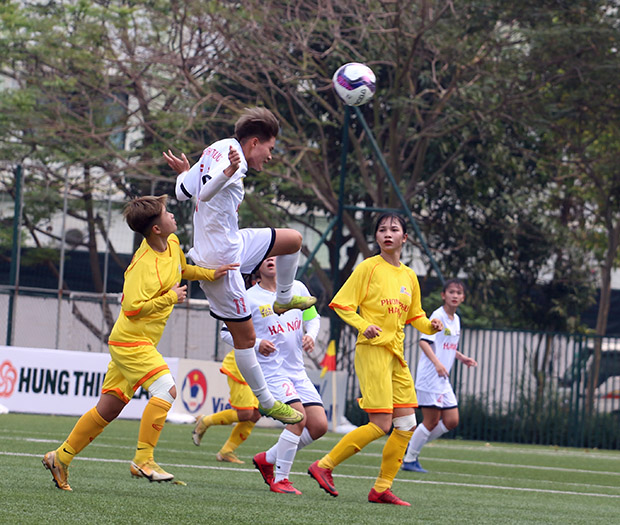 U19 Hà Nội (trắng) và U19 PP. Hà Nam đã có một trận đấu đầy cống hiến - Ảnh: Đức Bình 