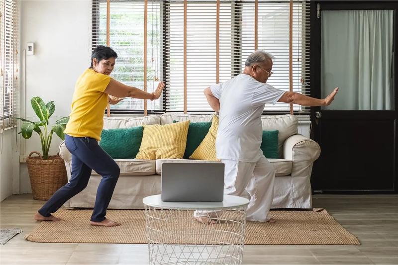 Tập thể dục trong nhà để bảo vệ sức khỏe trong mùa dịch