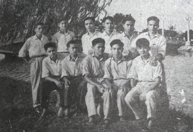 Sinh viên Dược khoa, Tổ 2, Khóa 14. Lê Văn Truyền (hàng ngồi, thứ nhất từ trái), Hồ Ngọc Bích (đứng, thứ nhất từ trái). (Công viên Thống Nhất, tháng 9/1963)

