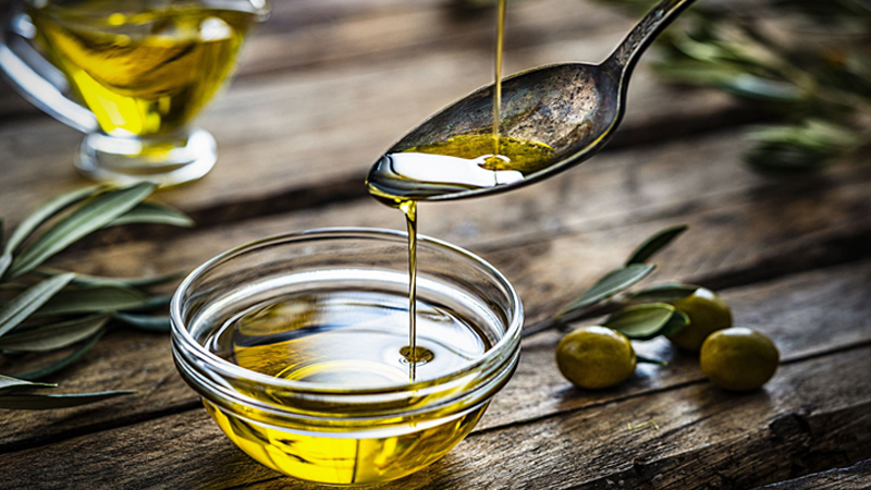 Bạn nên dùng dầu olive nguyên chất 100% để đảm bảo an toàn
