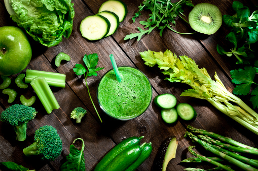 Người bị gout bàn tay nên ăn nhiều rau xanh và uống nhiều nước