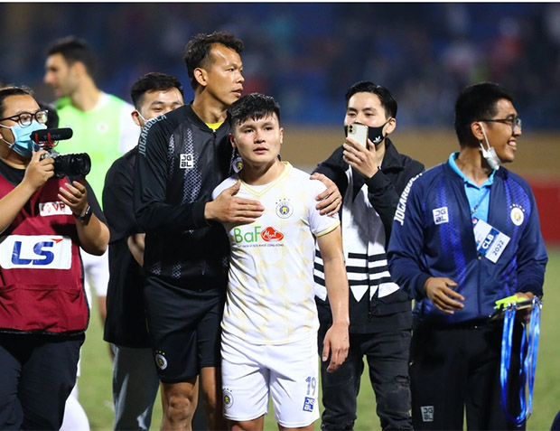 Quang Hải xúc động trong ngày chia tay đồng đội ở Hà Nội FC - Ảnh: Zing