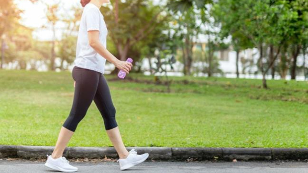 Đi bộ nhanh là bài tập thể dục giảm mỡ máu đơn giản